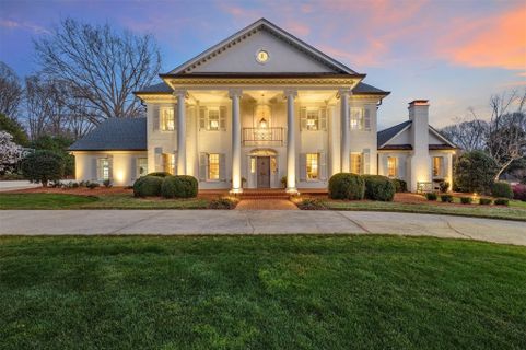 2521 Beretania Circle