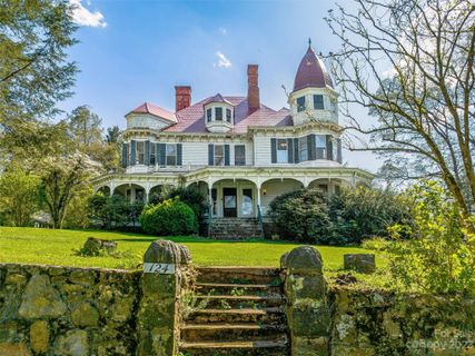 124 Daisey Avenue sold home in Oak Forest Addition, Waynesville, NC