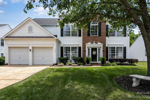 15907 Gathering Oaks Drive