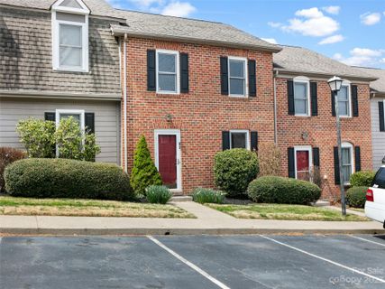 15 Sleepy Hollow Lane sold home in Sleepy Hollow, Swannanoa, NC