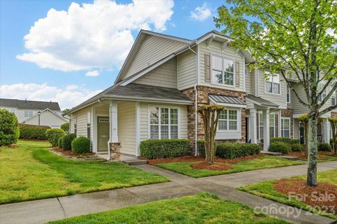 1061 Woodglen Lane