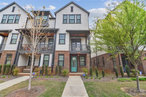 913 E 36th Street