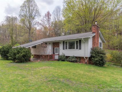 16 Lanes End Drive sold home in Fairway Hills, Waynesville, NC