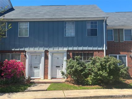 1300 Larchmont Place 205