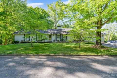 221 Oak Circle