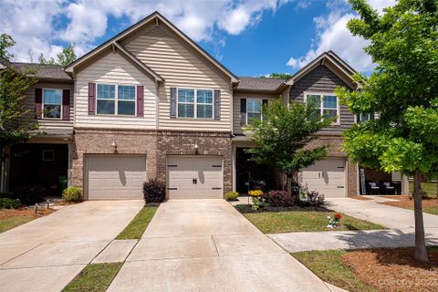 256 Ascot Run Way