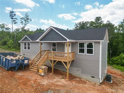 435 S Vineyard Village Drive sold home in Old Vineyard Village, Old Fort, NC