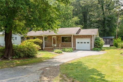 125 Upward Acres Street sold home in Upward Acres, East Flat Rock, NC