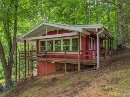 1566 Red Maple Drive sold home in Mountain Ridges Estates, Waynesville, NC