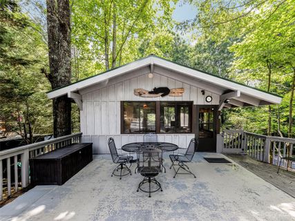 8 S Cumberland Drive 1/19 sold home in Westridge, Lake Toxaway, NC