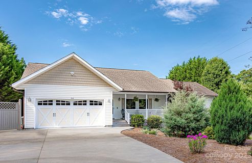 50 Meadow Drive sold home in Meadows Of Etowah, Horse Shoe, NC