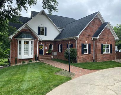 925 10th Avenue Drive sold home in The Pines, Hickory, NC