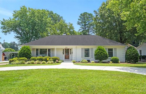 814 Bridlepath Lane