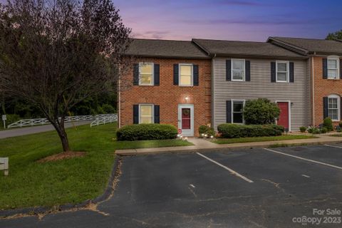 1 Sleepy Hollow Lane sold home in Sleepy Hollow, Swannanoa, NC
