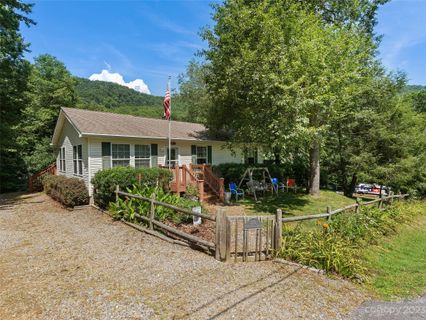 220 Powderhorn Drive sold home in Country Place Of Waynesville, Waynesville, NC