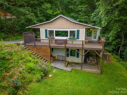 32 Hunting Lodge Drive sold home in Hunting Lodge Acres, Black Mountain, NC