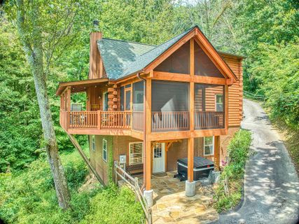 725 Paso Fino Drive sold home in Country Club Cove Estates, Maggie Valley, NC