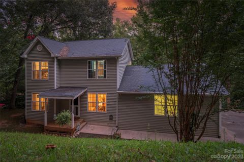 672 Nellie John Drive sold home in Dogwood Acres, Clyde, NC