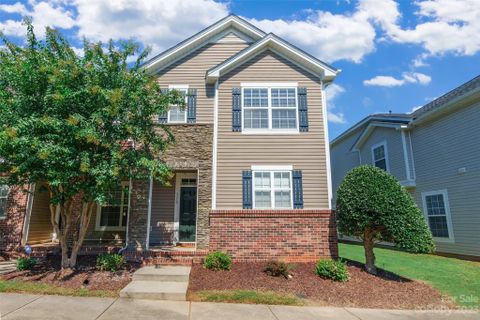 121 Walnut Cove Drive E