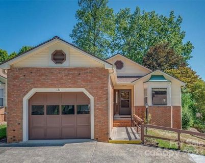 121 Exeter Court sold home in Plantation Walk, Hendersonville, NC