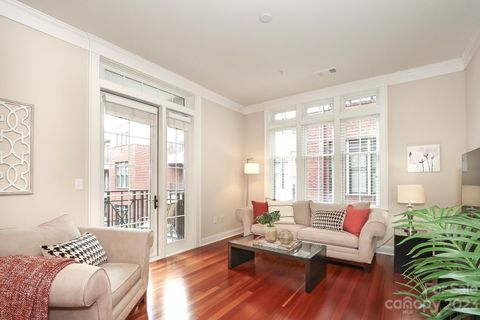 2810 Selwyn Avenue 320