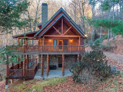 725 Point Of View Drive sold home in Hills Of Cataloochee, Waynesville, NC