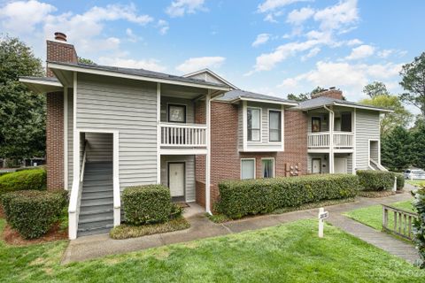 8015 Greenside Court