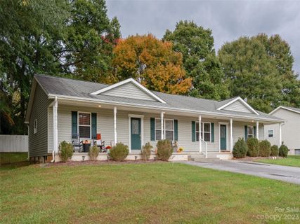 61 E Meadow Lane sold home in Meadows Of Etowah, Horse Shoe, NC