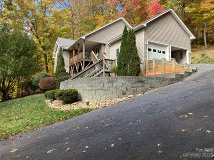 327 Junaluska Oaks Drive sold home in Junaluska Oaks, Waynesville, NC