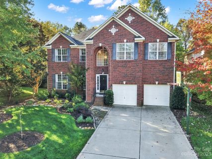 912 Grayscroft Drive
