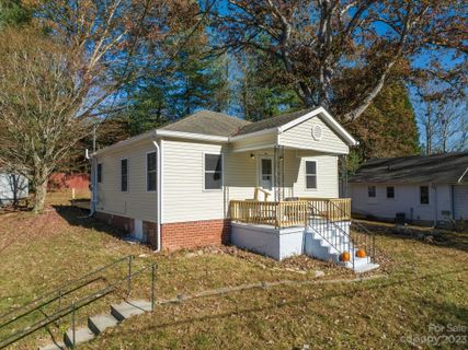 1018 Mountain View Street 26 sold home in Oak Grove Heights, Hendersonville, NC
