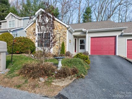 386 Laurel Park Place sold home in Laurel Park Place, Hendersonville, NC