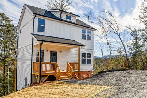 510 S Vineyard Village Drive sold home in Old Vineyard Village, Old Fort, NC