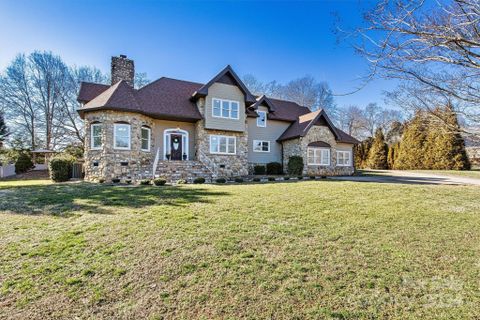 1015 8th Street Lane sold home in The Pines, Hickory, NC