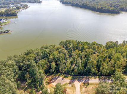 858 Lakeforest Drive