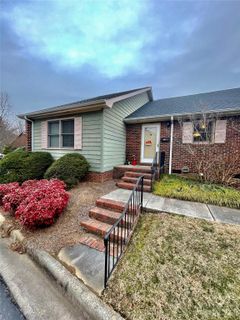 1300 Larchmont Place