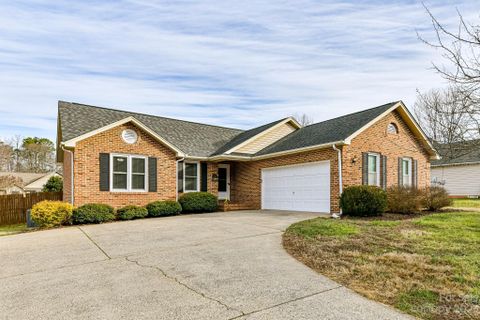 121 Walking Horse Run sold home in Chestnut Ridge, Stanley, NC