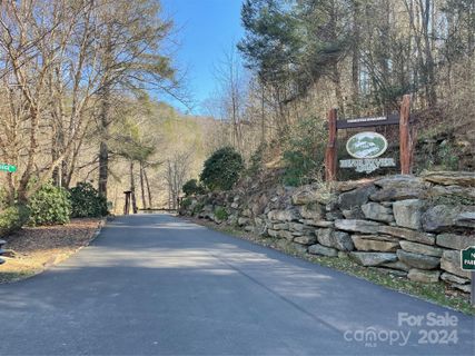 000 Bear River Lodge Trail active home in Bear River Lodge, Marshall, NC