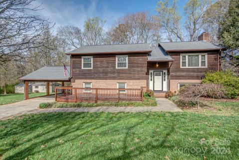 4909 Oakwood Circle