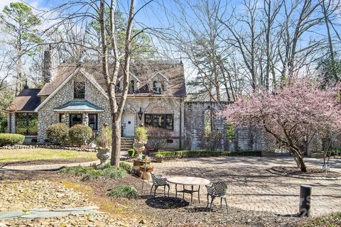 1201 Meadowood Lane