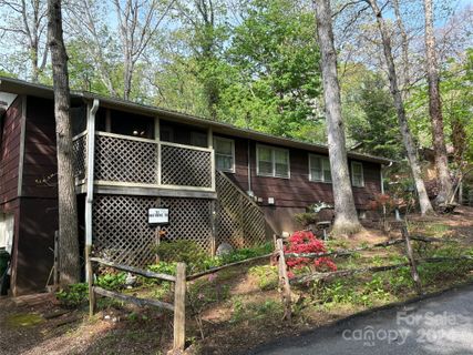 1 E Hawthorne Drive