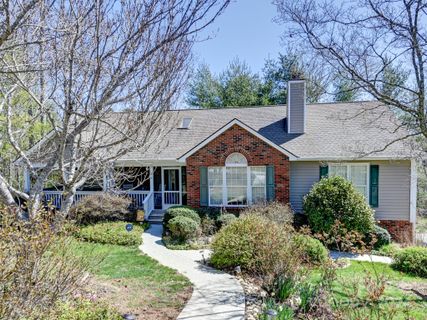 18 Old Applewood Lane sold home in Old Applewood Hollow, Hendersonville, NC