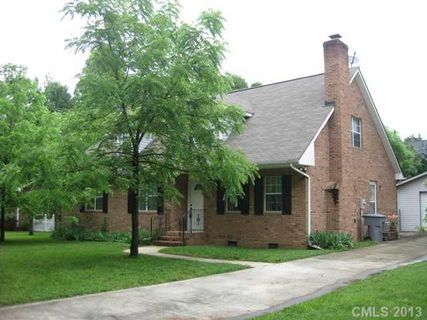 2812 Foxwood Road