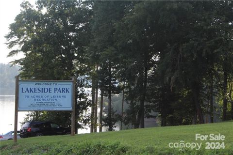 84 Lakeside Avenue