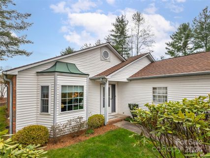 225 Hampton Court sold home in Plantation Walk, Hendersonville, NC