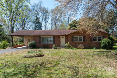 3143 Sharon Street sold home in Colonial Heights, Hickory, NC