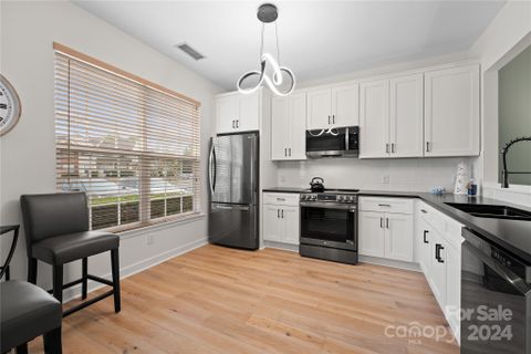 2719 Thornbush Court