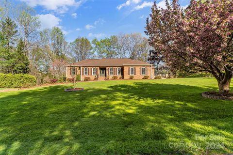 203 Lost Corner Road sold home in Highland Park, Morganton, NC