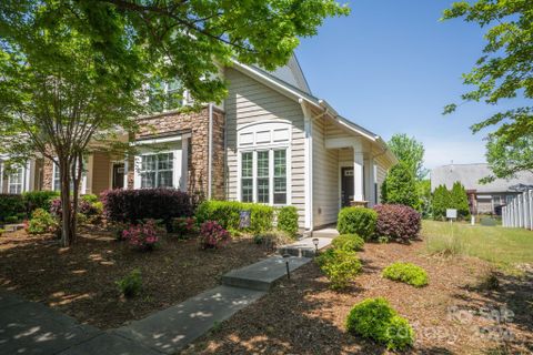 8044 Lynwood Square