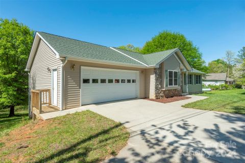379 Buckeye Cove Road sold home in Buckeye Cove, Swannanoa, NC